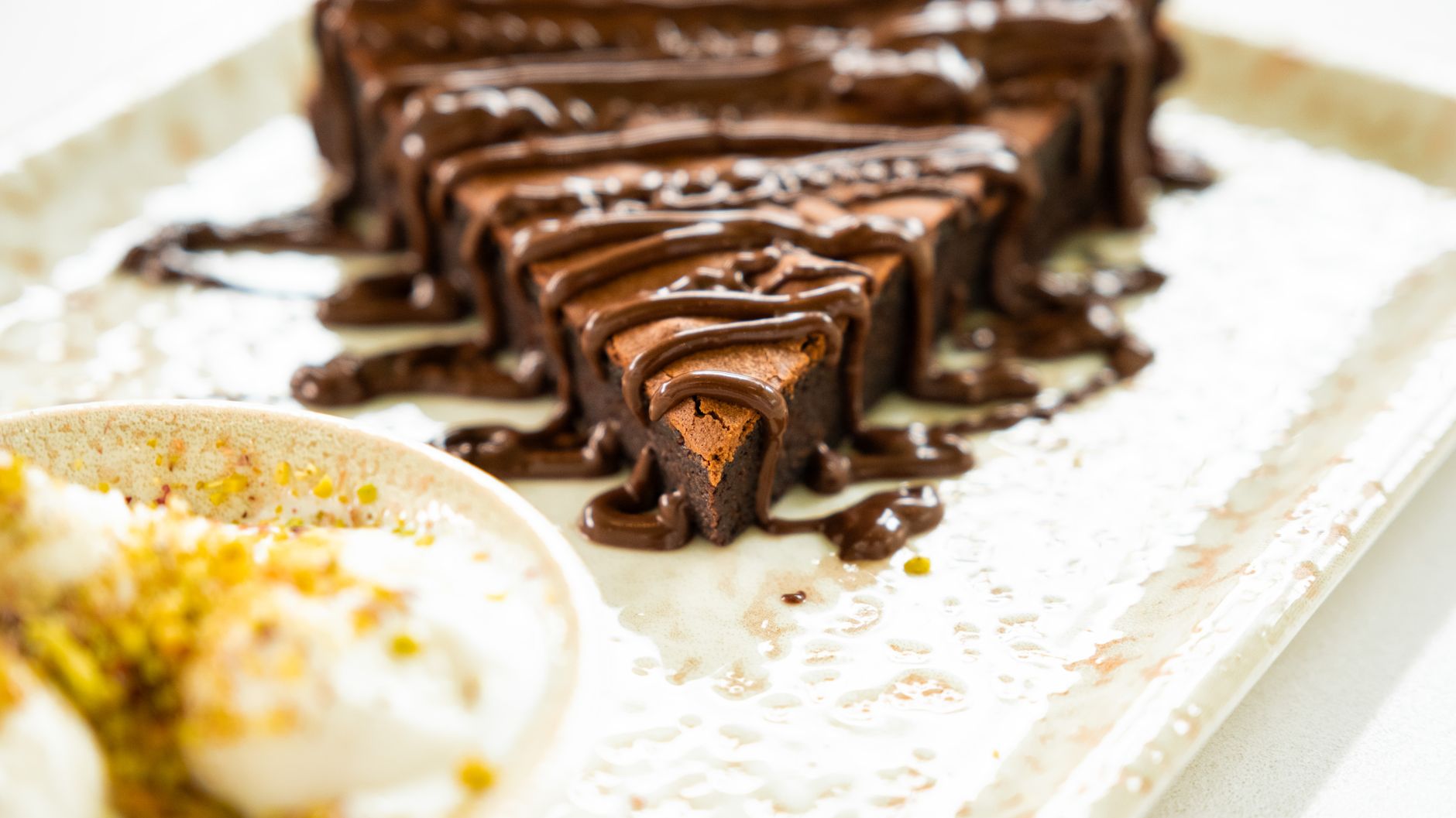 Brownie de batata-doce com calda quente de chocolate