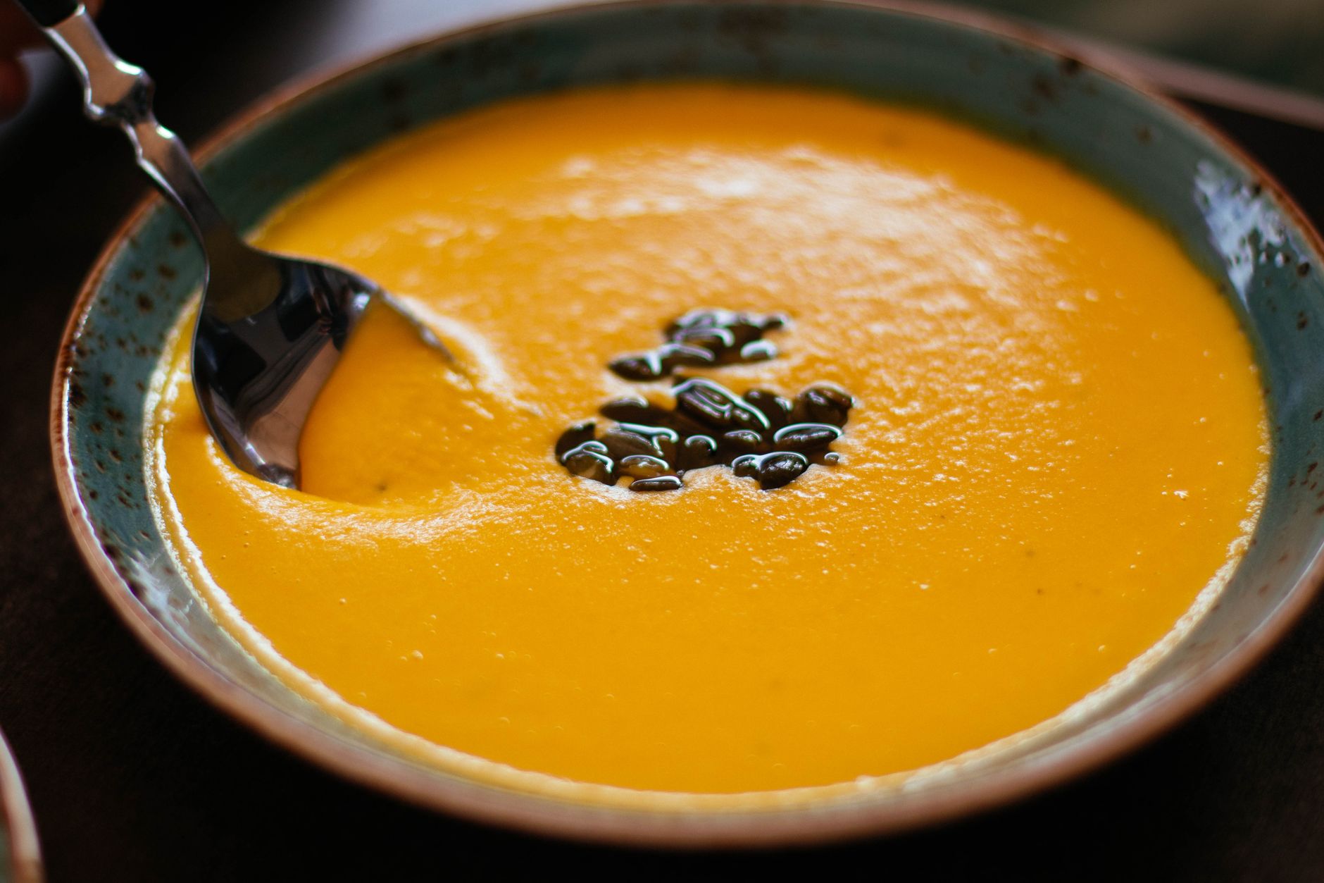Sopa cremosa de abóbora com leite de coco