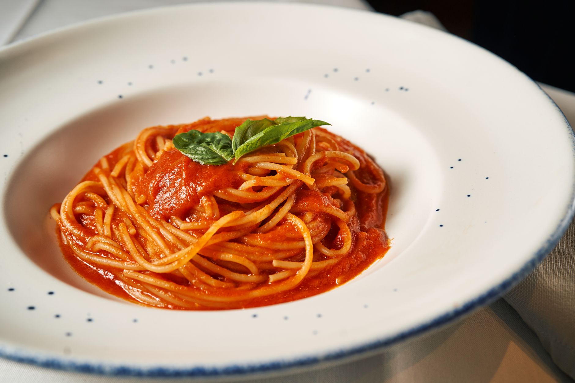 Macarrão com molho de tomate caseiro e manjericão