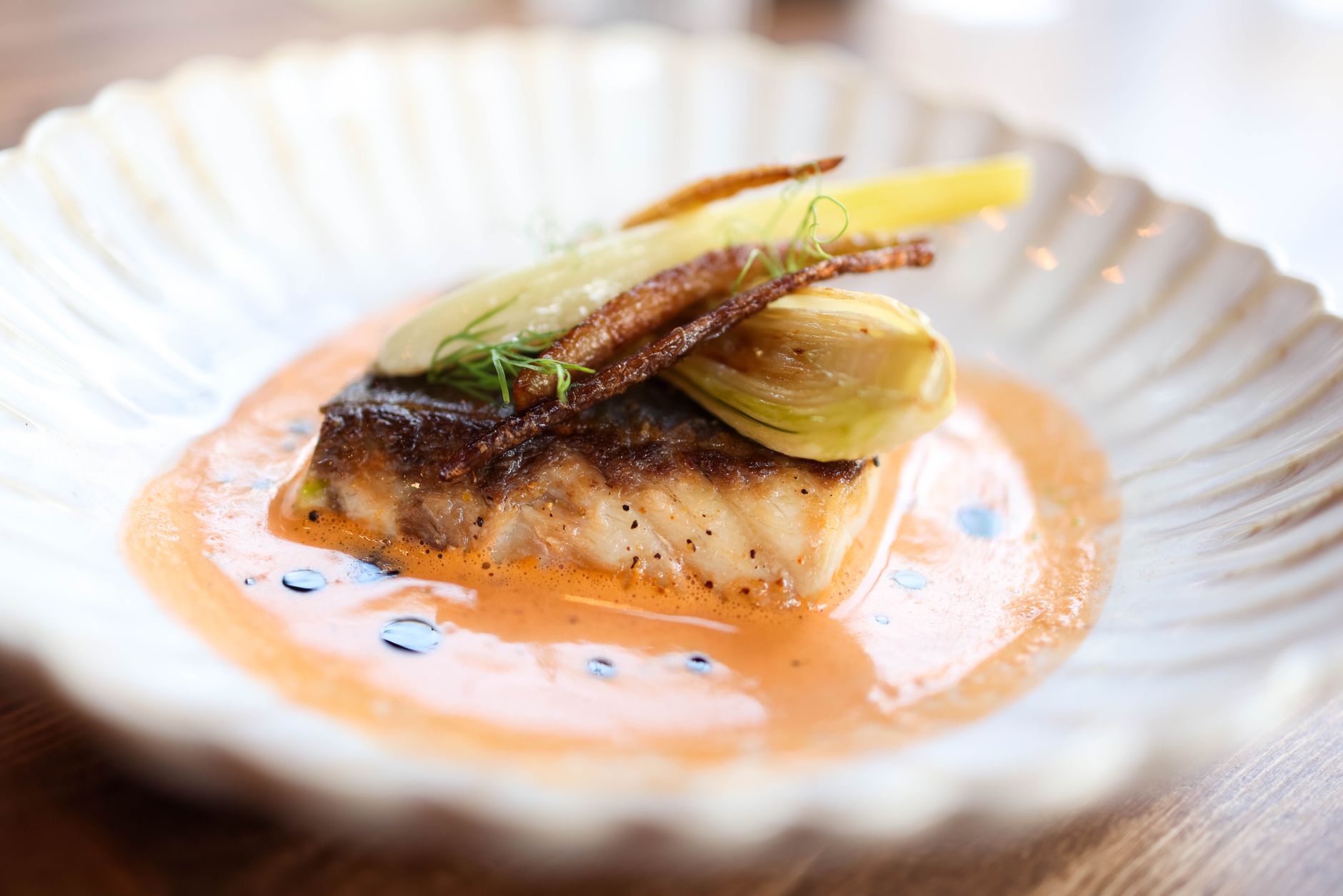 Peixe assado com crosta de ervas