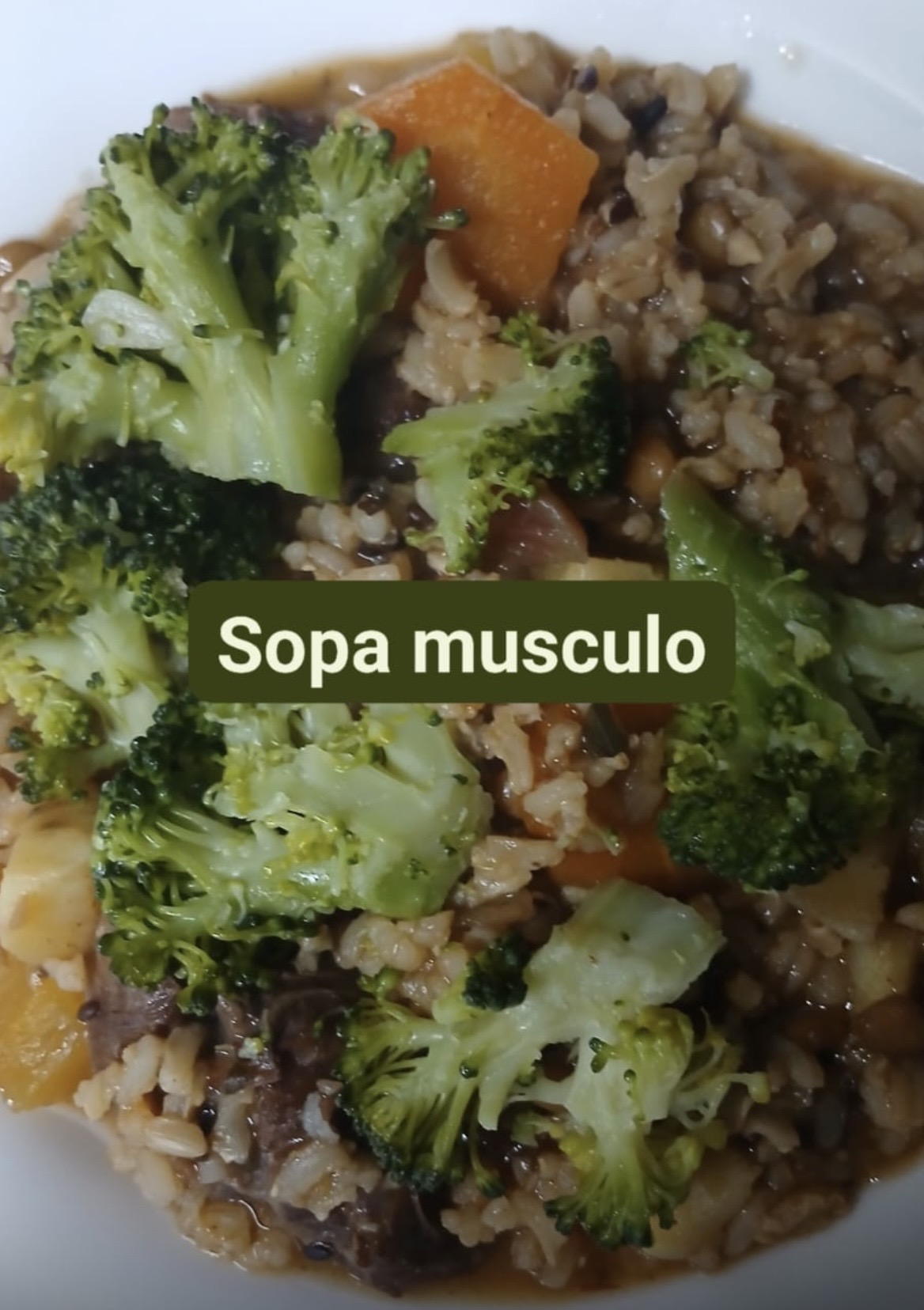 Sopa de músculo com brócolis